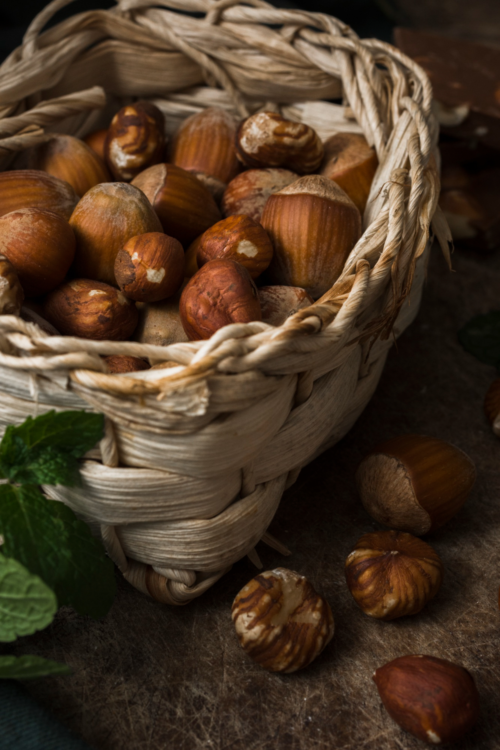 Noisettes en panier rustique à la Ferme Pellausy, saveurs naturelles près de villemur-sur-tarn