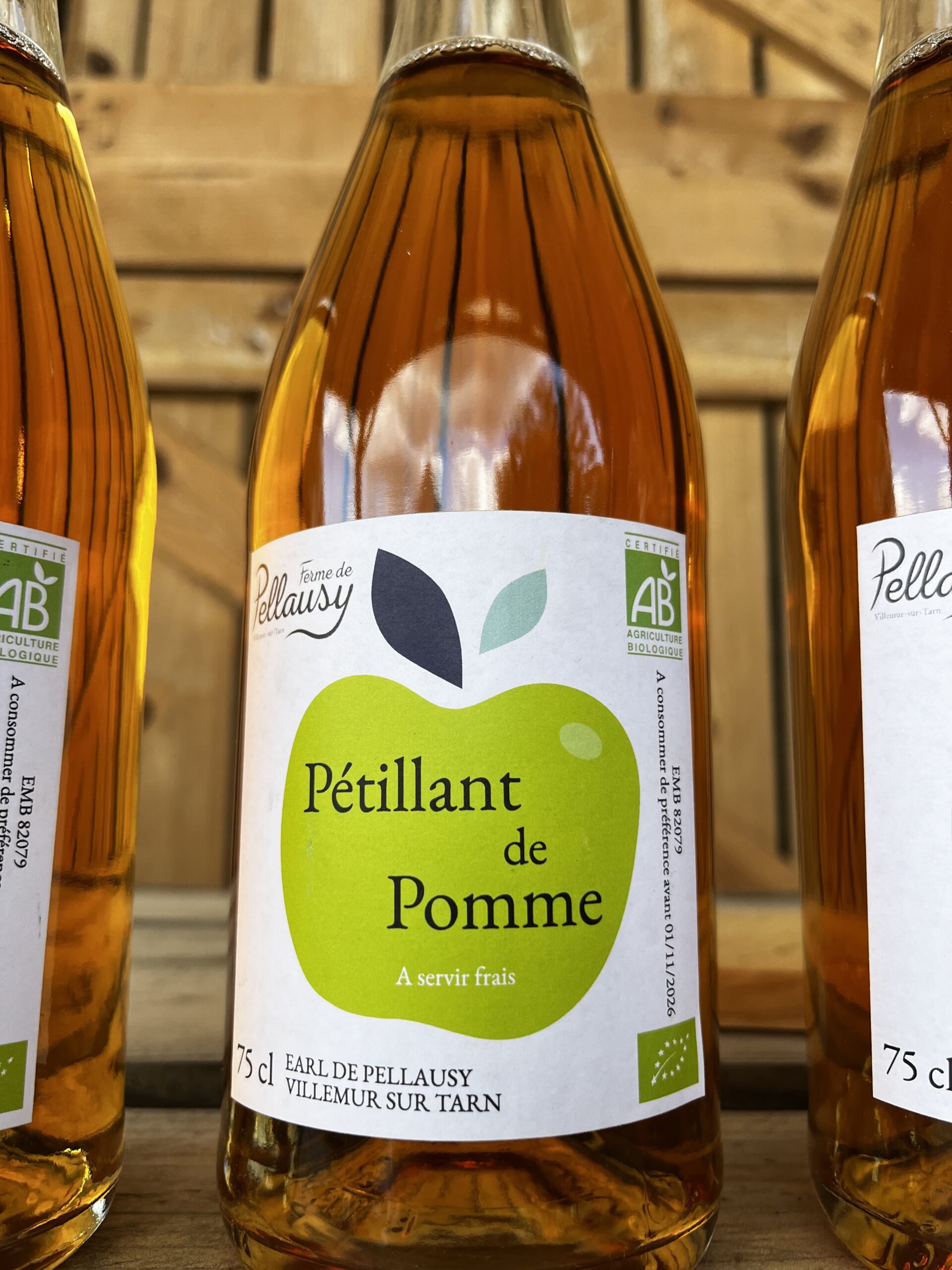 Pétillant de pomme artisanal Ferme Pellausy, boisson bio dorée produite à villemur-sur-tarn